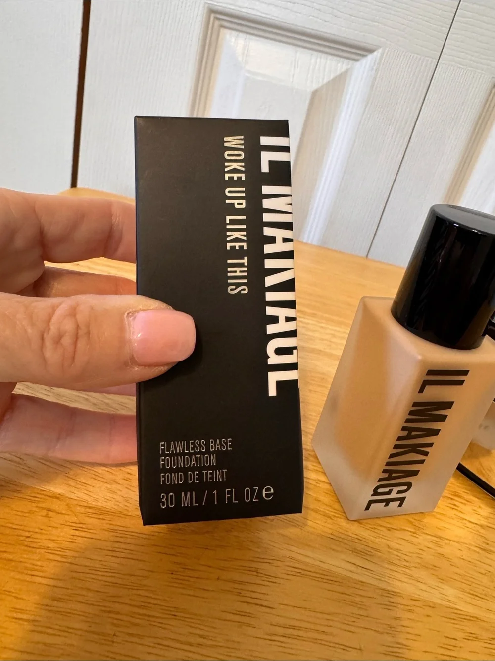 IL MAKIAGE NEW Flawless Base Foundation I WOKE UP LIKE THIS with Base Sponge